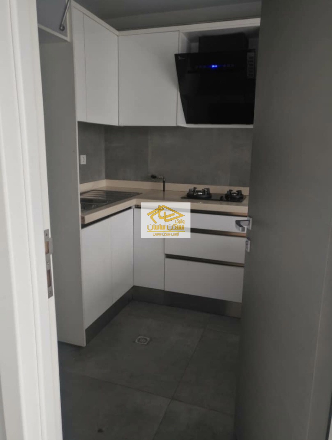 فروش دفتر كار ٨٠ متري ٢ خواب سند اداري طبقه ششم مجتمع رويال در فرشته