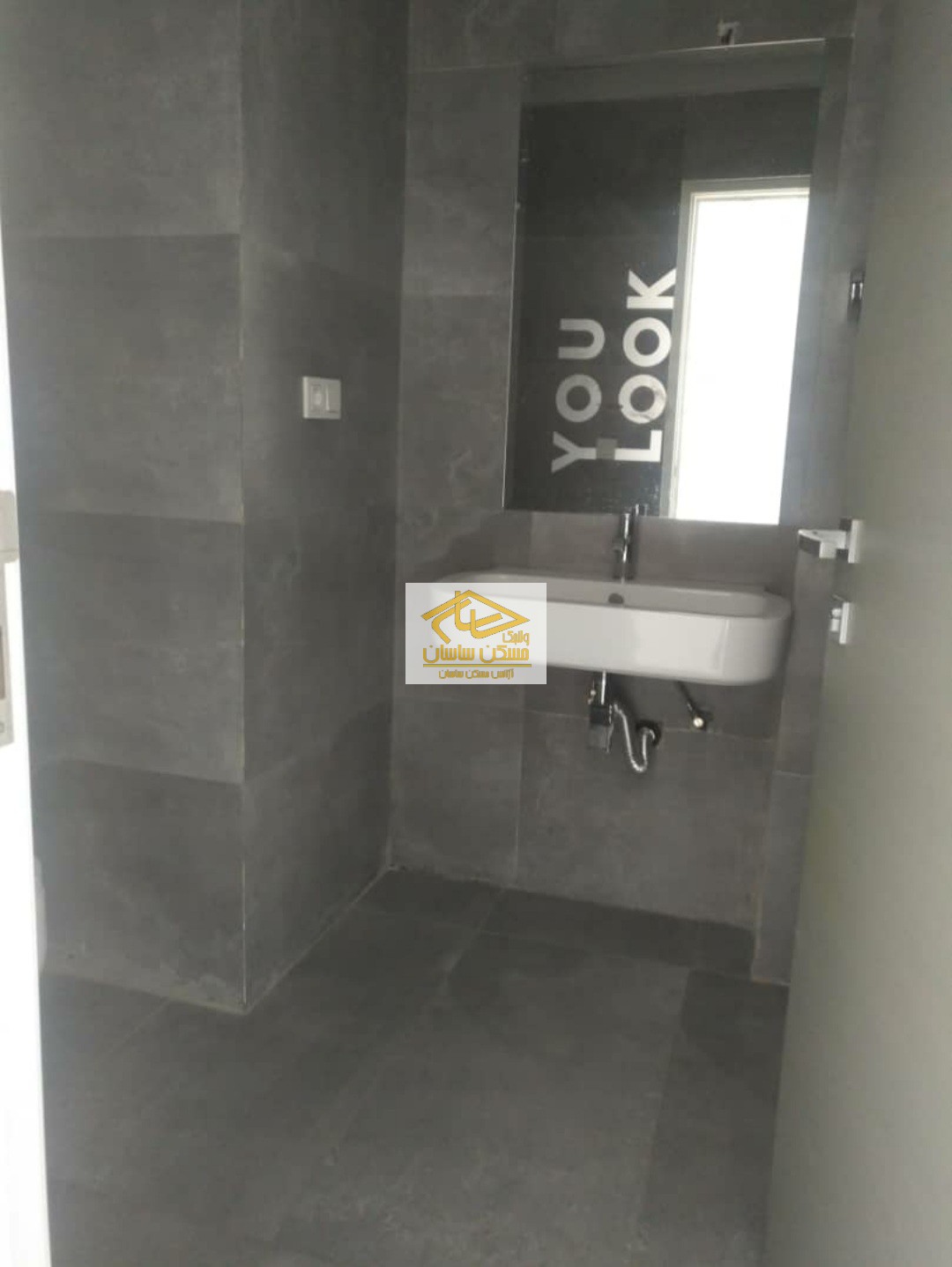 فروش دفتر كار ٨٠ متري ٢ خواب سند اداري طبقه ششم مجتمع رويال در فرشته