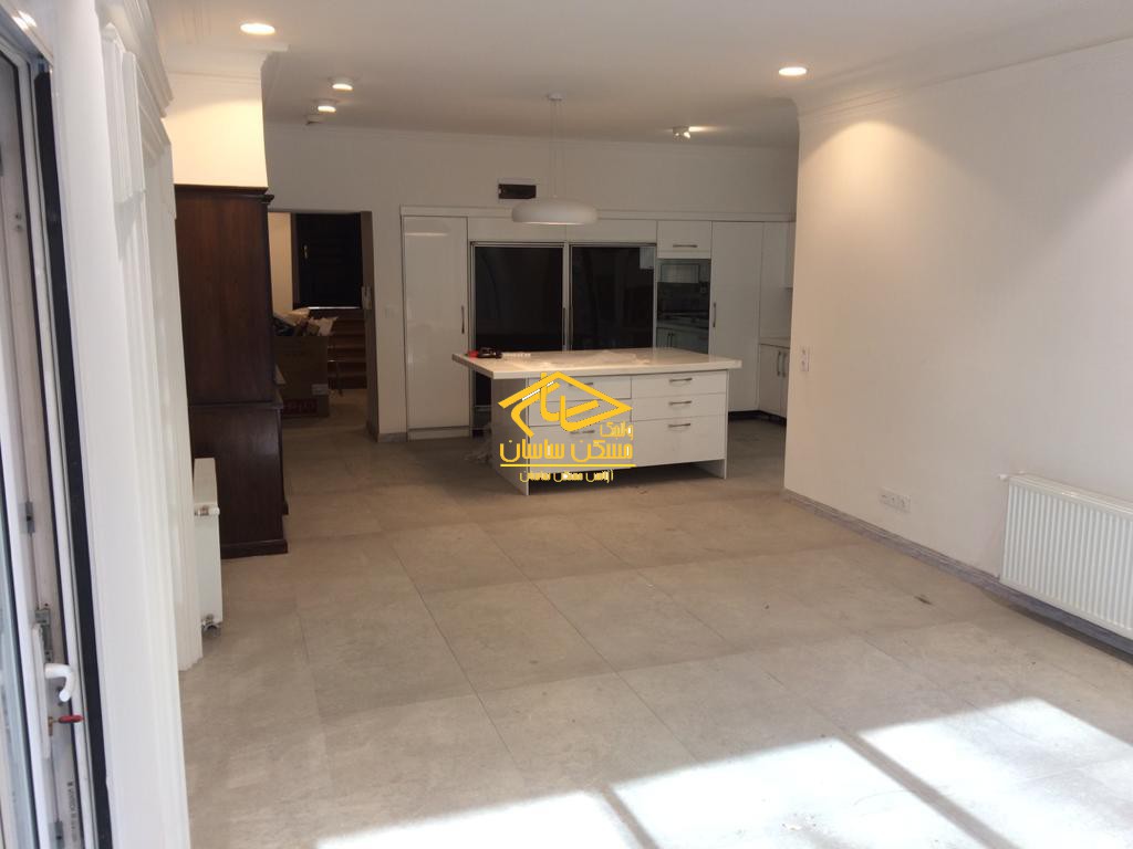 اجاره آپارتمان ويلا در فرشته ٢٥٠ متر ٣ خواب بازسازي شده خوش نقشه در خيابان آناهيتا