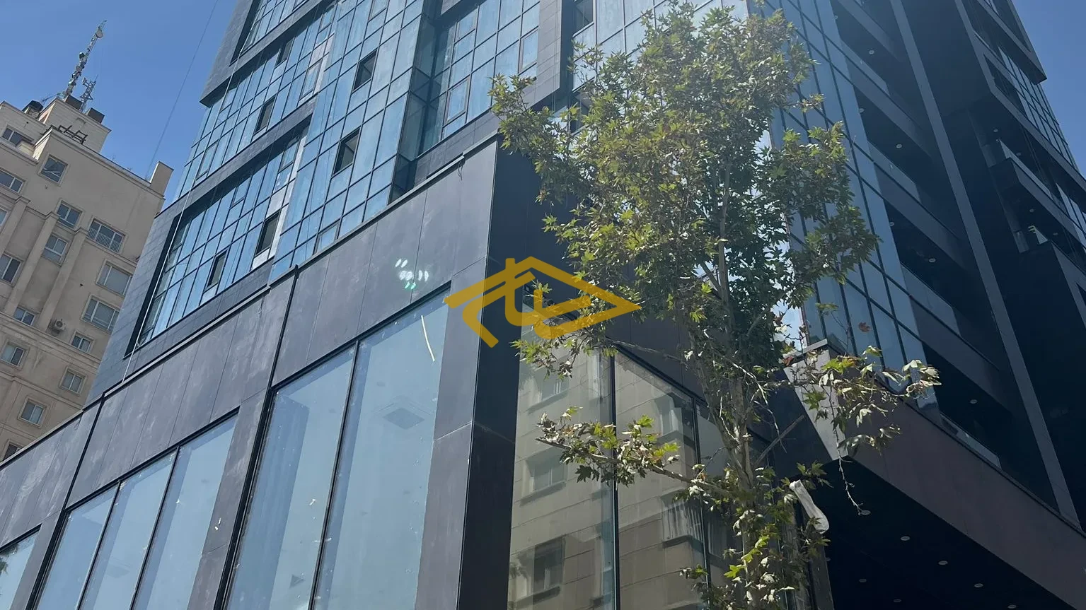 اجاره مغازه لوکس در ولنجک | ۱۵۰ و ۱۹۷ متری با ویترین عالی در معبر پررفت‌و‌آمد | املاک ساسان ولنجک