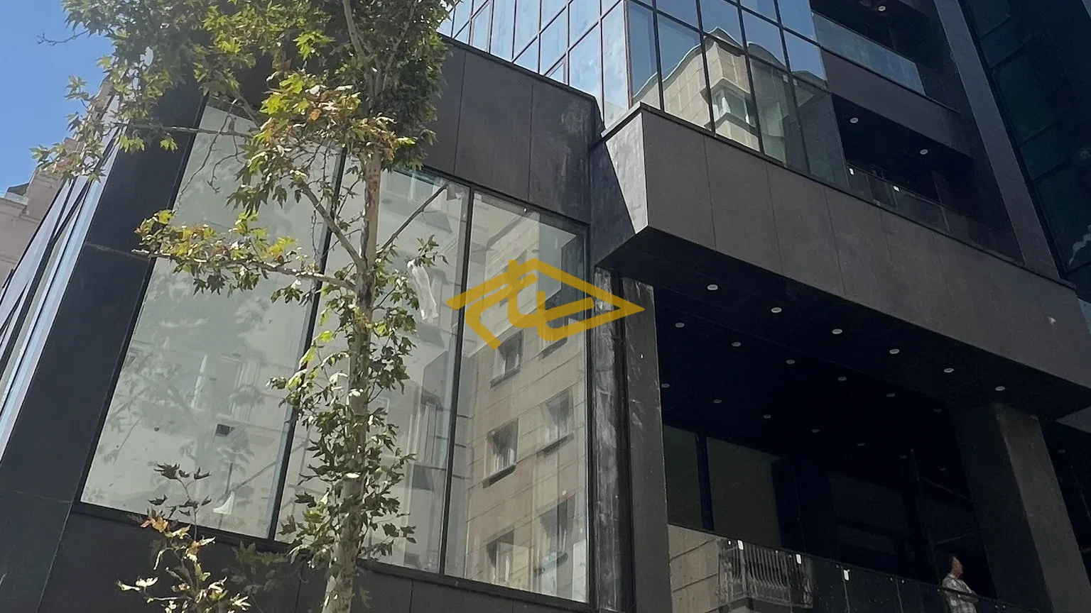 اجاره مغازه لوکس در ولنجک | ۱۵۰ و ۱۹۷ متری با ویترین عالی در معبر پررفت‌و‌آمد | املاک ساسان ولنجک