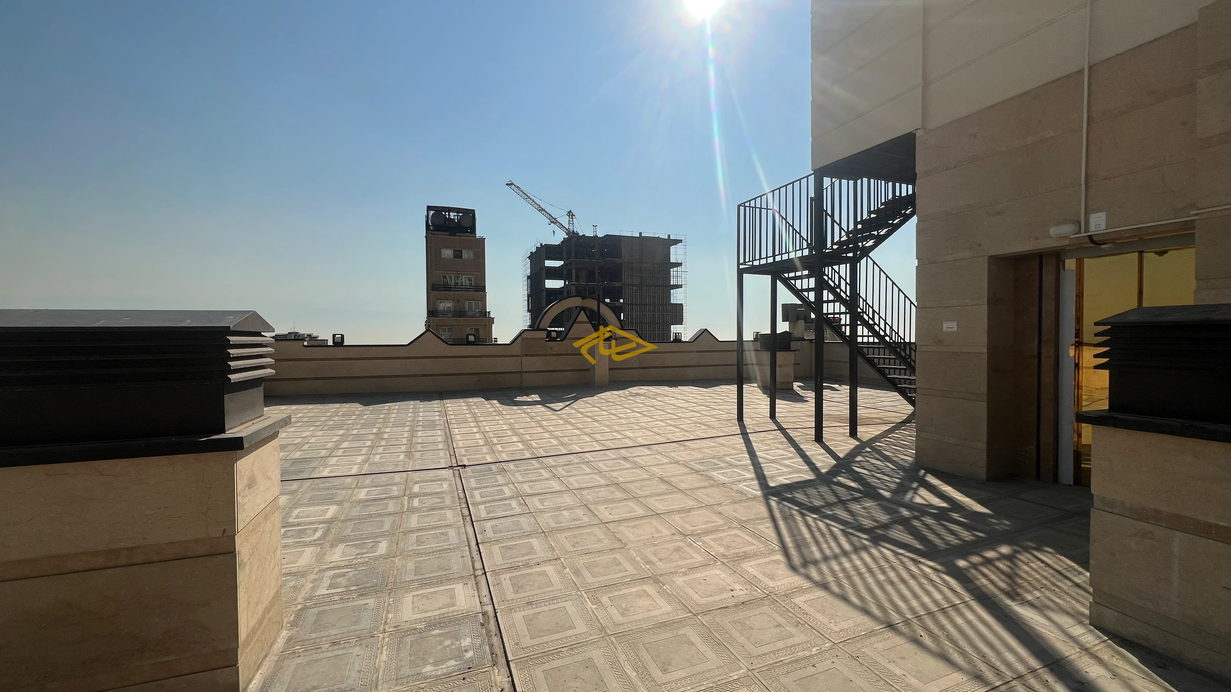 فروش آپارتمان ۲۶۰ متری لوکس در ولنجک | ۳ خواب + امکانات کامل