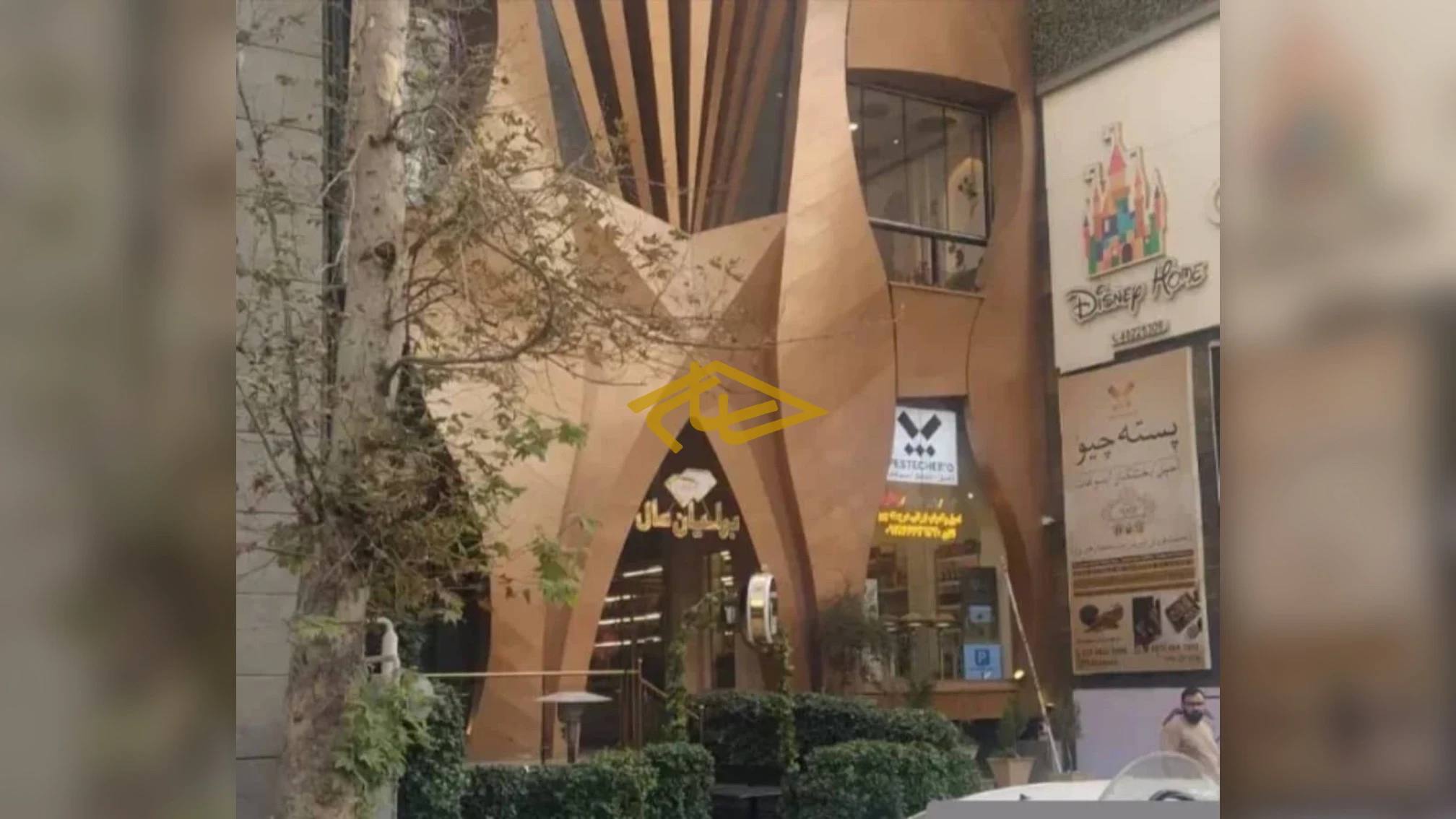 اجاره مغازه ۲۸ متری در برلیان مال زعفرانیه | طبقه همکف با پارکینگ و انباری